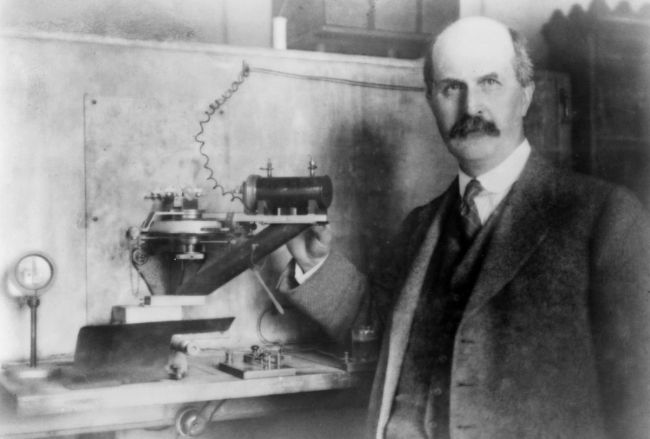 A principios del siglo XX, William Henry Bragg (aqu&iacute;) y su hijo, William Lawrence Bragg, fueron los primeros en utilizar la espectroscopia de rayos X para estudiar c&oacute;mo la radiaci&oacute;n de rayos X interactuaba con los &aacute;tomos dentro de los cristales.