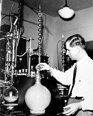 Haagen-Smit trabajando en su laboratorio con el smog de Los Angeles