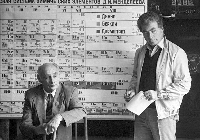 Los físicos soviéticos Georgy Flerov (izquierda) y Yuri Oganessian, que nombran a los elementos 114 y 118, respectivamente. Fotografiado en septiembre de 1989.