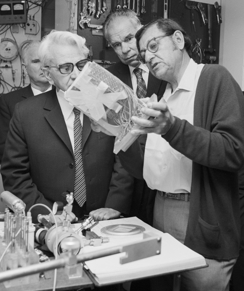 Mstislav Keldysh, presidente de la Academia de Ciencias de la Unión Soviética, visita Seaborg y Ghiorso en el Laboratorio de Berkeley, octubre de 1972.