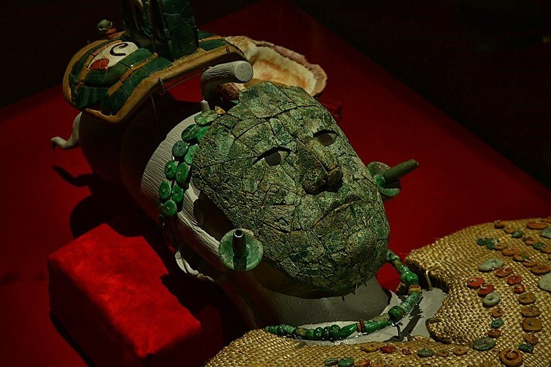 La máscara funeraria de la Reina Roja de Palenque está hecha de un mosaico de malaquita.