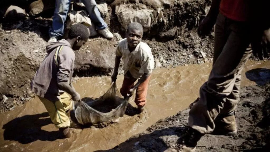 Niños minando cobalto en Congo. Via France24.com