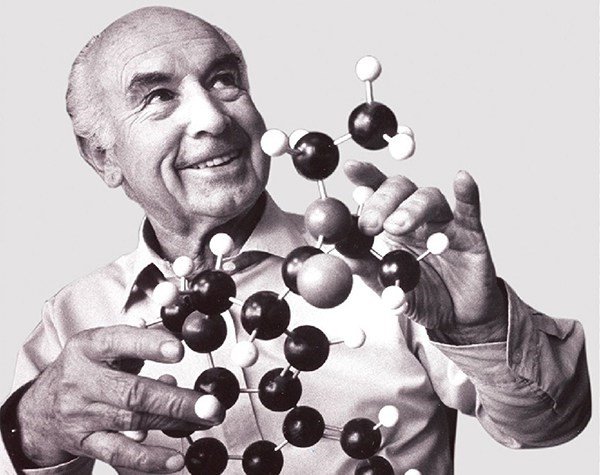 Albert Hofmann con un modelo de LSD