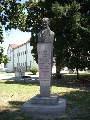 Busto en honor al centenario del nacimiento de Avogadro, Vercelli, Italia