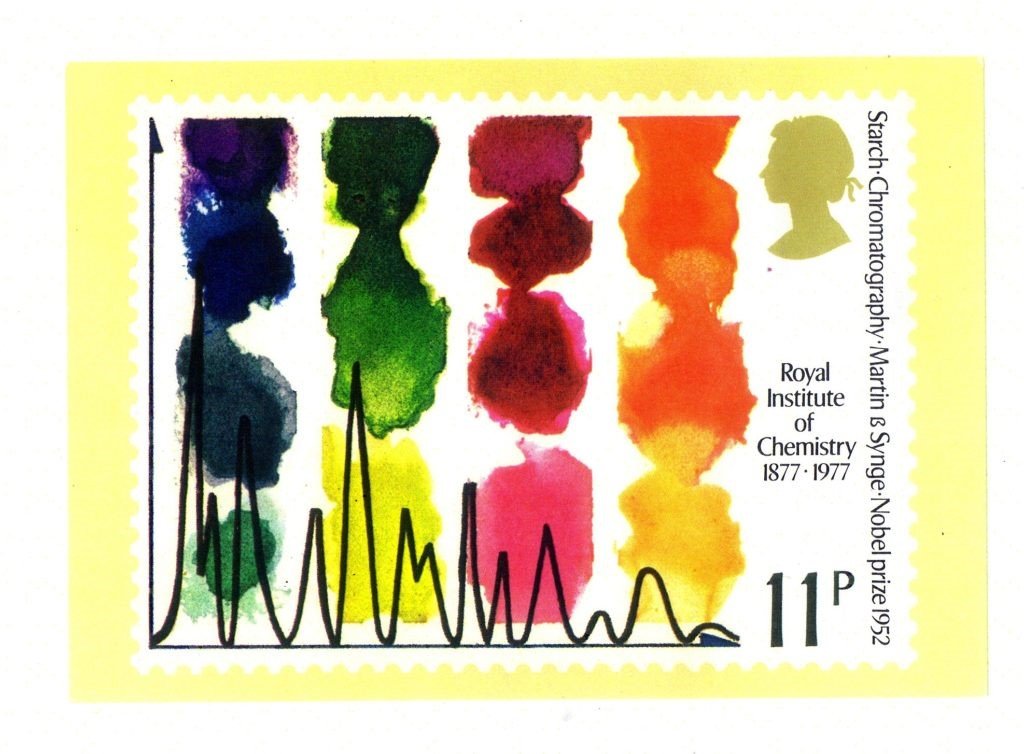 Un sello postal conmemorativo publicado en 1977 por la oficina de correos del Reino Unido en honor al 25º aniversario de la concesión del Premio Nobel de Química a Martin y Synge por su desarrollo de la cromatografía de partición.