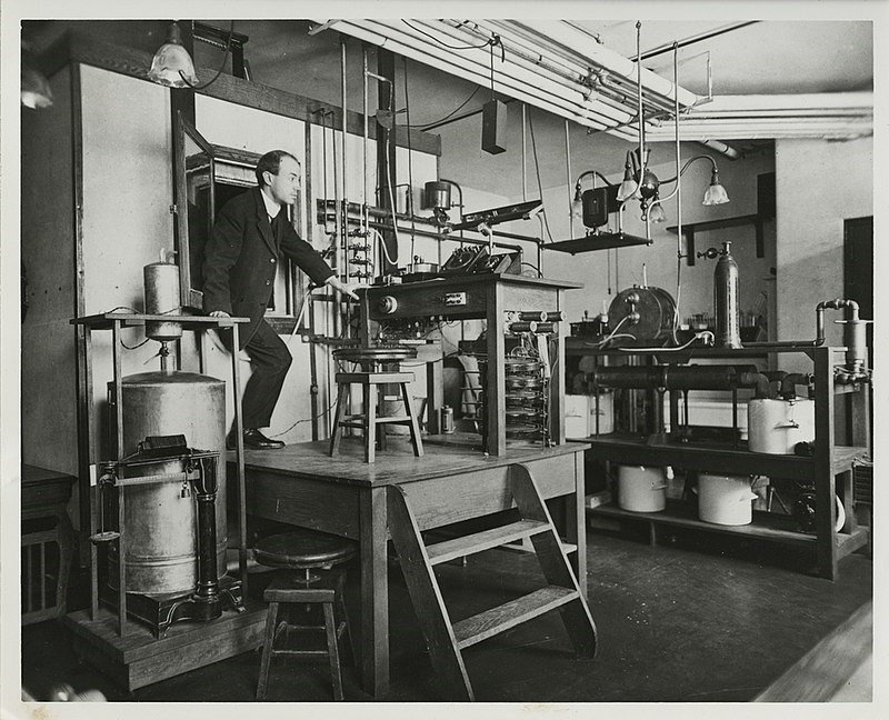El sujeto sale del calorímetro respirador en el laboratorio de Atwater. Cortesía de Special Collections, Biblioteca Nacional de Agricultura de los Estados Unidos