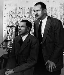 Glenn T. Seaborg (izquierda) y Edwin M. McMillan frente a la Tabla Periódica, poco después del anuncio de la obtención del Premio Nobel de Química de 1951