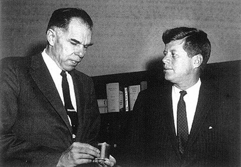 El presidente Kennedy y su Presidente de la Comisión de Energía Atómica, Glenn T. Seaborg