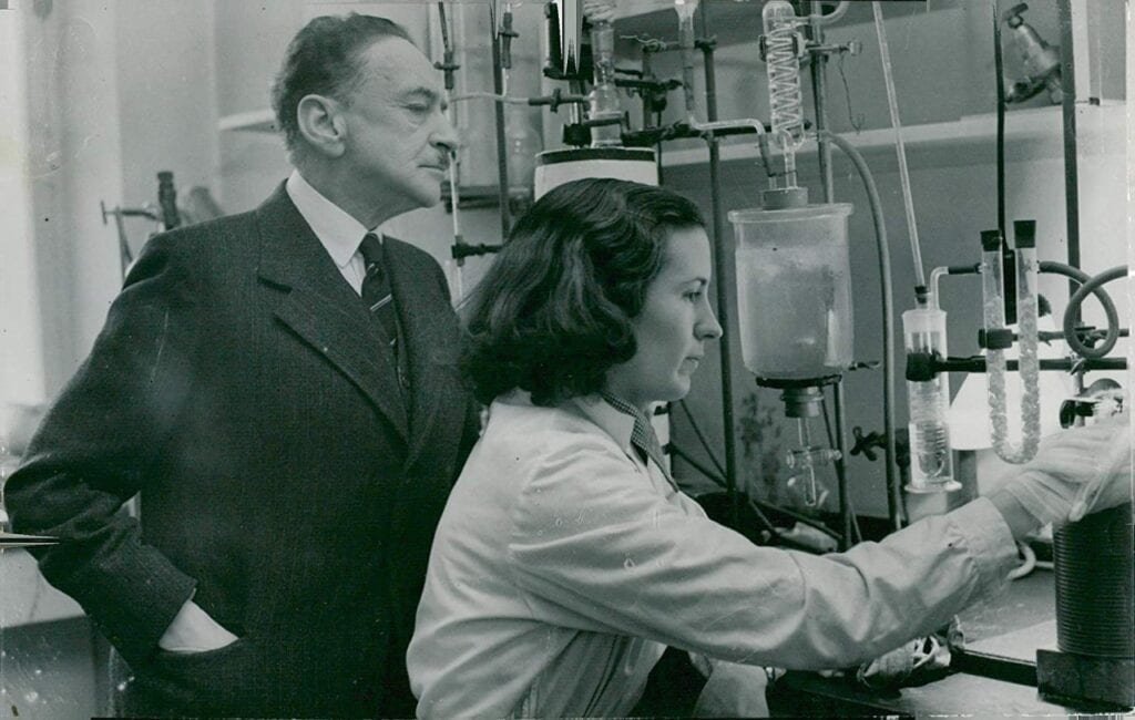 Hans von Euler-Chelpin y la Sra. A. Haglund en el laboratorio