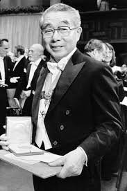 Kenichi Fukui después de recibir el premio Nobel