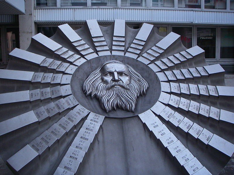Escultura en honor a Mendeleev y la tabla periódica, ubicada en Bratislava, Eslovaquia