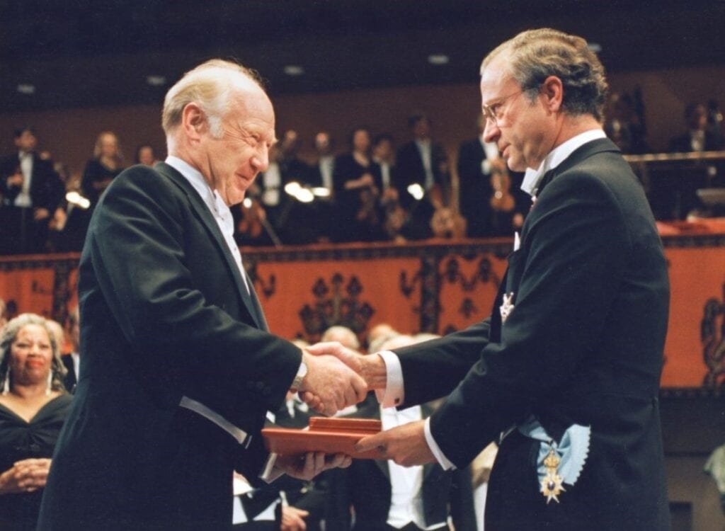 Michael Smith recibiendo el premio Nobel en 1993