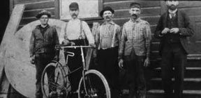 La mayor parte de la fuerza de trabajo de la Midland Chemical Company, donde Herbert Dow fabricó por primera vez bromo por electrólisis, 1894.
