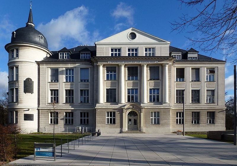 Antiguo edificio del Instituto Kaiser Wilhelm de Química en Berlín. Fuertemente dañado por los bombardeos durante la Segunda Guerra Mundial, fue restaurado y se convirtió en parte de la Universidad Libre de Berlín. Fue rebautizado como Edificio Otto Hahn en 1956, y el Edificio Hahn-Meitner en 2010