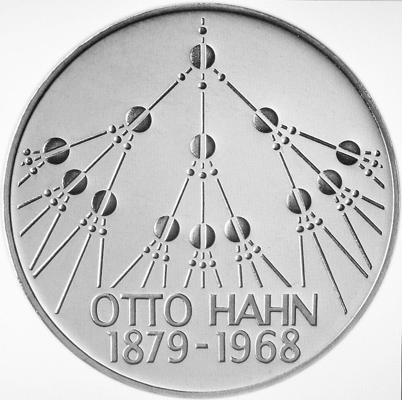 Moneda de 5 marcos alemanes, en honor a Hahn y su descubrimiento de la fisión, 1979