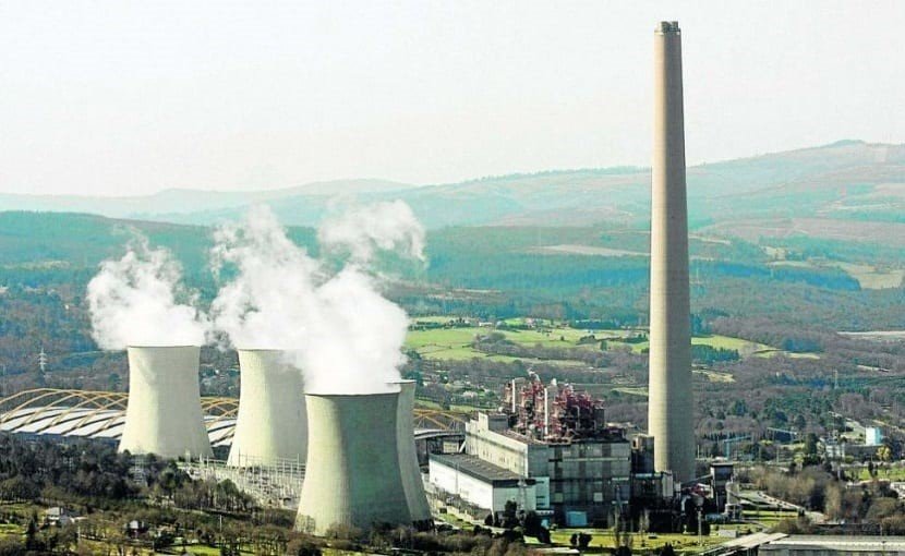 Imagen de las torres de refrigeración de una central térmica. Imagen: Renovables Verdes