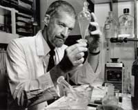 John W. Daly en su laboratorio