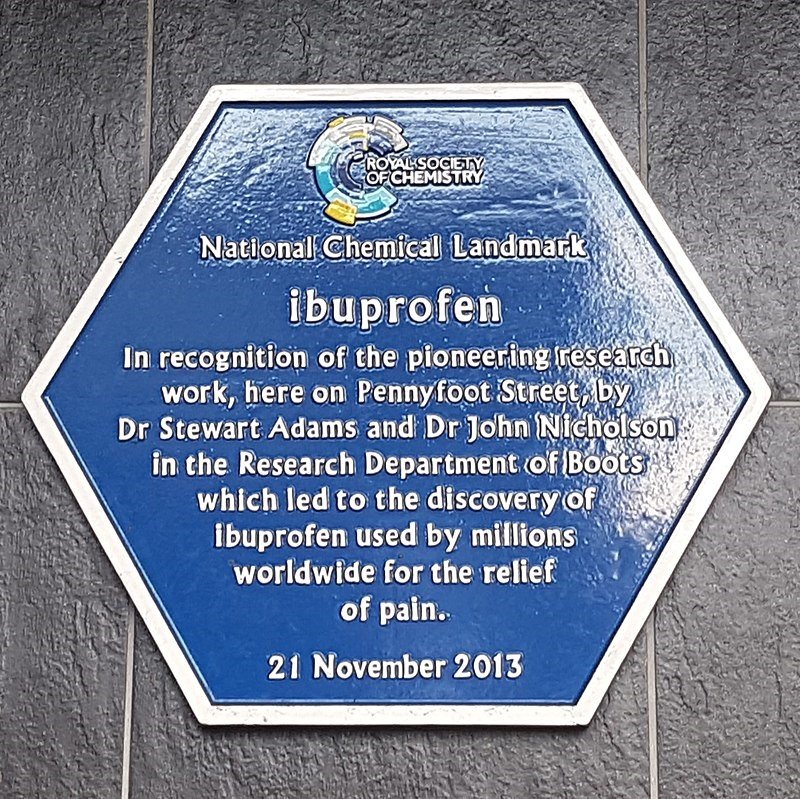 Placa colocada en BioCity Nottingham, el sitio del laboratorio original donde se descubrió el ibuprofeno