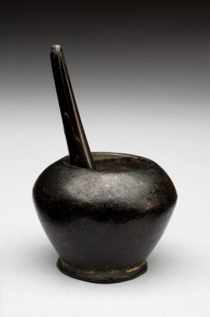 Recipiente y palo de Kohl, Egipto, 1800-200 a.C. Cortesía de The Science Museum
