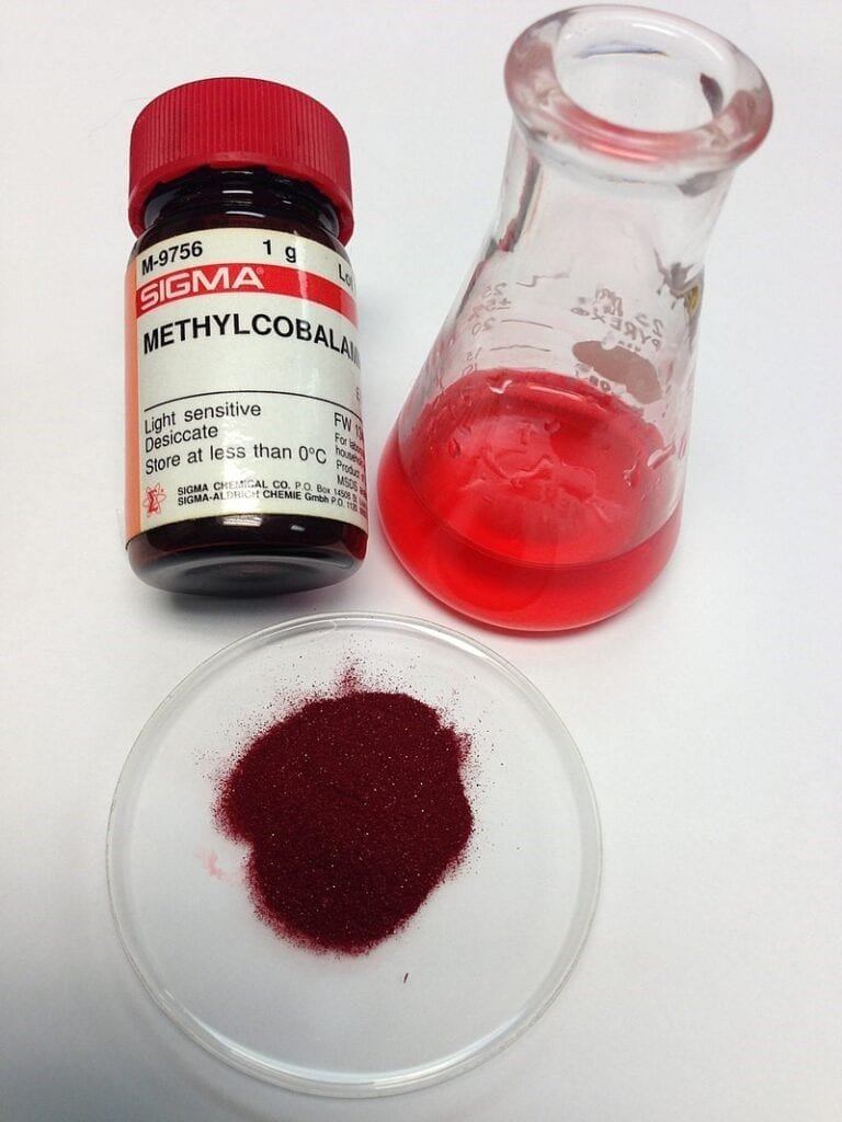 La metilcobalamina (mostrada) es una forma de vitamina B12. Físicamente se asemeja a las otras formas de vitamina B12, se presenta como cristales de color rojo oscuro que forman libremente soluciones transparentes de color cereza en el agua.