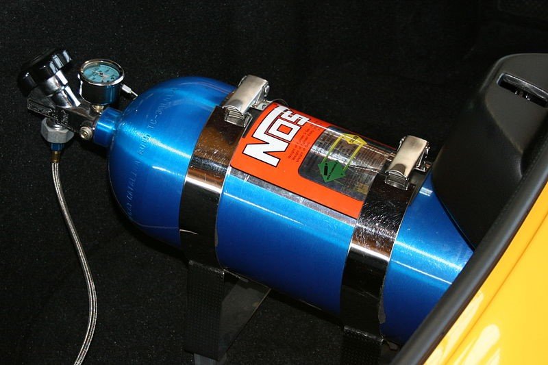 Botella NOS usada en autos de competición