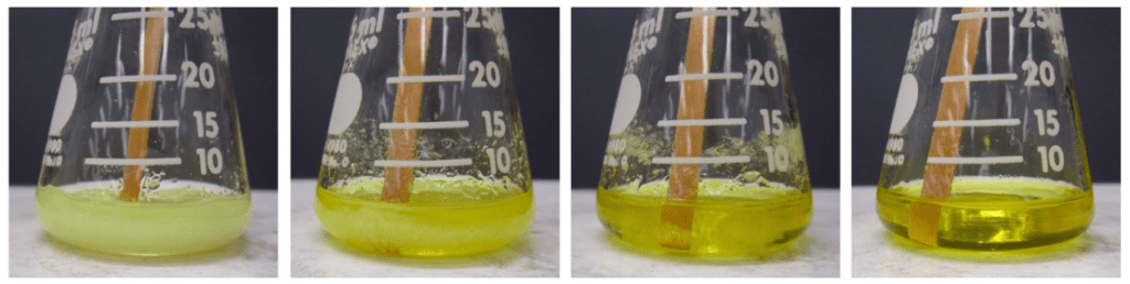 Figura 1: Disolución por lapsos de tiempo del benzil (sólido amarillo) en etanol a medida que aumenta la temperatura en una placa caliente. El bastón de ebullición se utiliza para evitar los golpes.