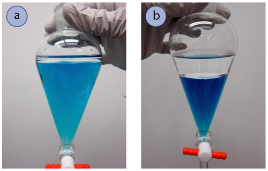 Figura 3: a) 10mL de disolvente orgánico (hexanos) con 100mL de agua (coloreada con tinte azul) en un embudo de separación de 125mL, b) 40mL de cada uno de los disolventes orgánicos (acetato de etilo), y agua (coloreada con tinte azul).