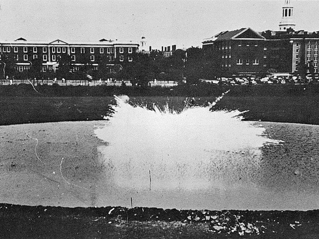 Día de la Independencia, 1942: la primera prueba de campo del napalm, detrás de la Escuela de Negocios de Harvard. Fotografía cortesía de los Archivos de la Universidad de Harvard/ Louis Fiester