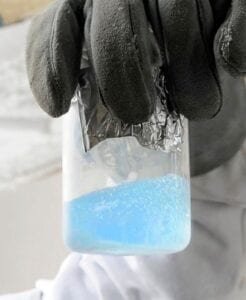 Muestra de oxígeno liquido en ebullición