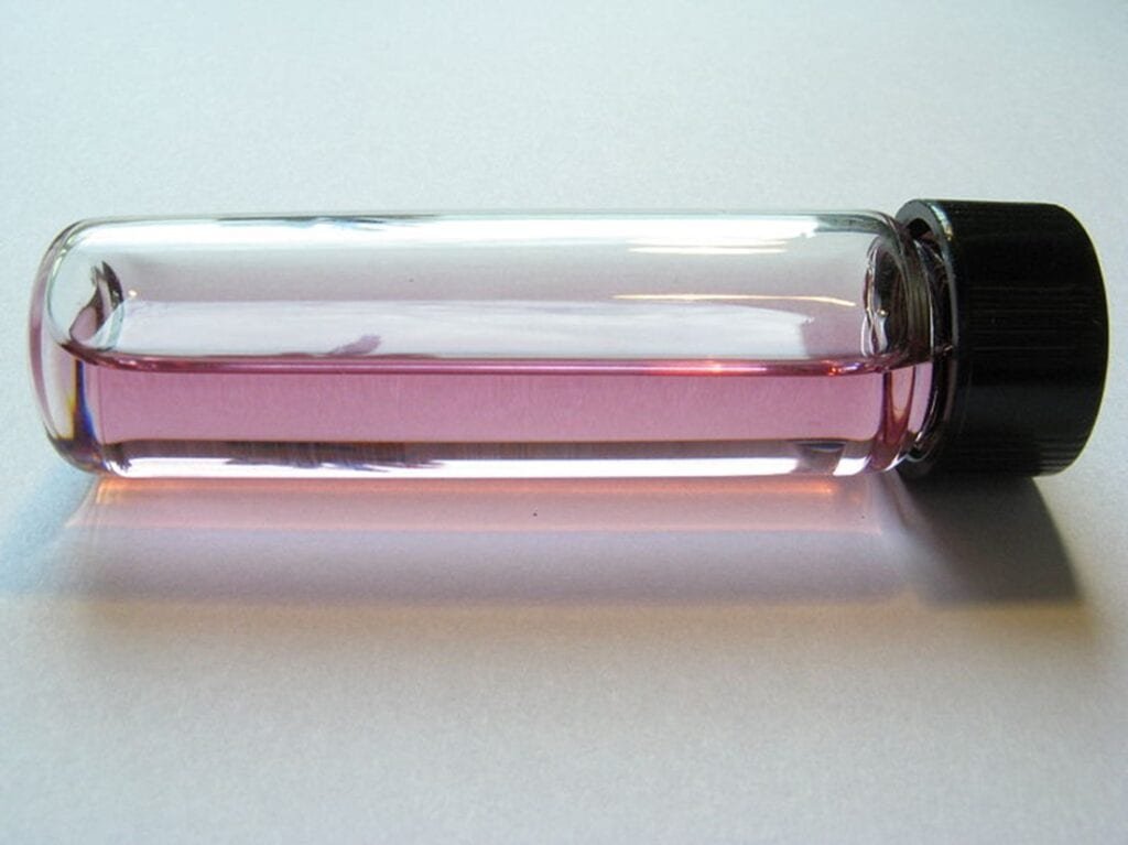 C60 en soluci&oacute;n, su color caracter&iacute;stico es rosado y puede emplearse para diferenciarlo de otros fullerenos