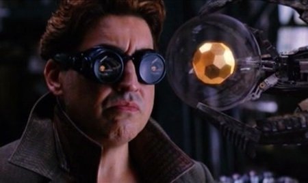 El doctor Otto Octavius o Octopus con una esfera de “tritio”