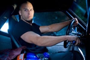 Dominic Toretto, interpretado por Vin Diesel, junto a una botella de NOS (óxido nitroso), en un fotograma de Fast & Furious