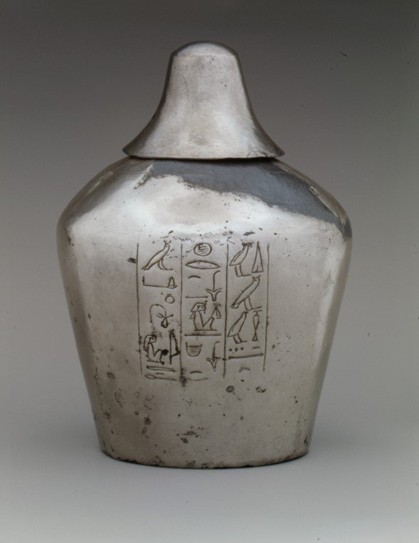 Vasija de libación de Manuwai. ca. 1479–1425 B.C. Reino nuevo. En exposición en el The Metropolitan Museum of Art