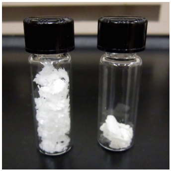 Figura 11: Cristales de primera cosecha de 4-bromoacetofenona (izquierda) y cristales de segunda cosecha (derecha).