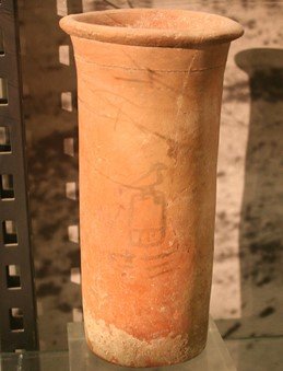 Vaso cilíndrico de arcilla de marga o arcilla del desierto, de la 1ª dinastía