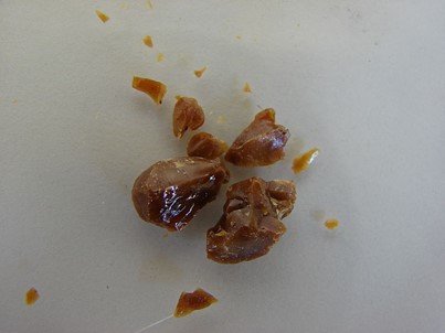 Bálsamo de Tolú, de donde fue originalmente extraído el tolueno. El bálsamo de Tolú en un ingrediente de alta perfumería