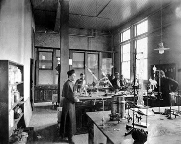 El padre Julius Nieuwland en su laboratorioEl padre Julius Nieuwland en su laboratorio