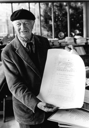 En su casa de Big Sur, mostrando su certificado de Premio Nobel de la Paz, 1987