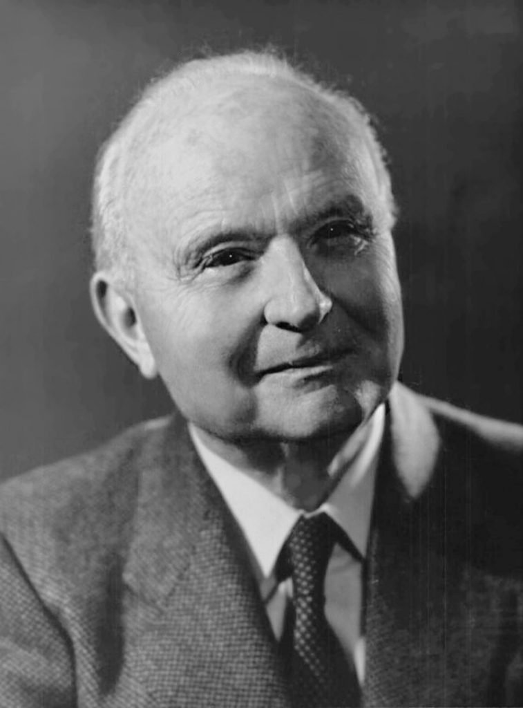 ttorio Erspamer (30 de julio de 1909 - 25 de octubre de 1999) fue un farmac&oacute;logo y qu&iacute;mico italiano, conocido por la identificaci&oacute;n, s&iacute;ntesis y estudios farmacol&oacute;gicos de m&aacute;s de sesenta nuevos compuestos qu&iacute;micos, entre los que destacan la serotonina y la octopamina.