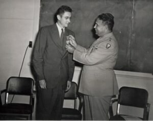 El general Leslie R. Groves entrega a Joseph W. Kennedy la Medalla al Mérito