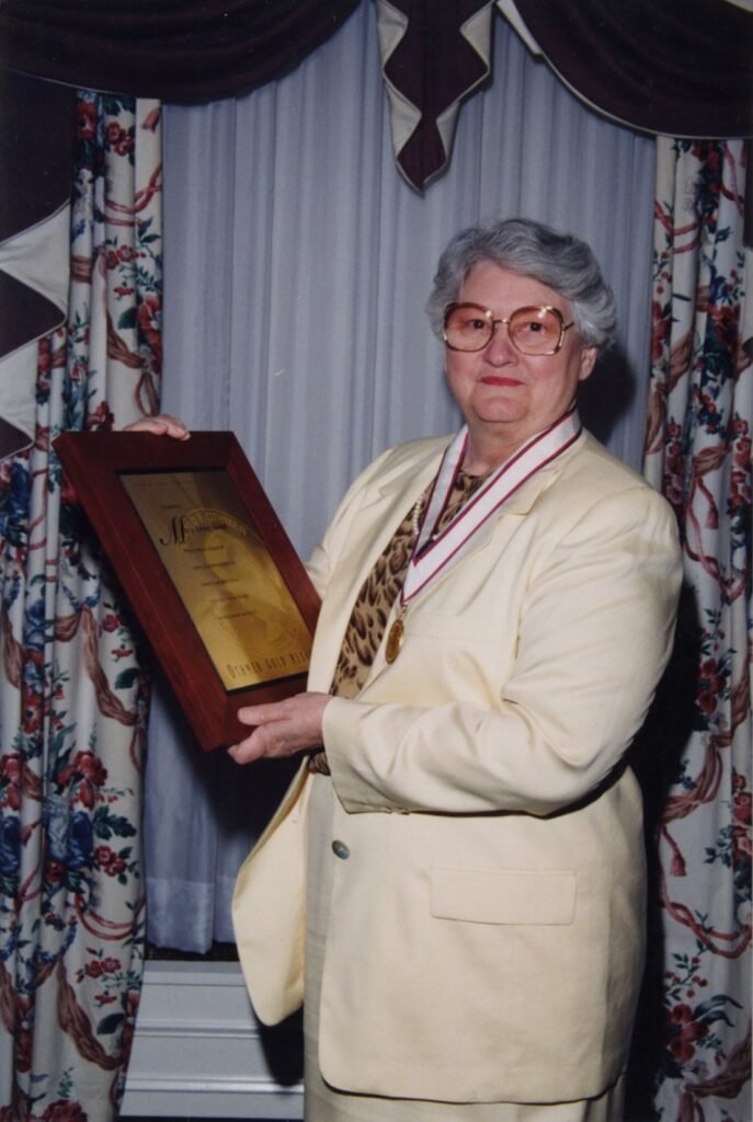 Mary Lowe Good con la Medalla de Oro Othmer, 1998