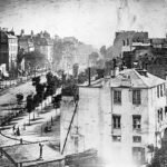 La primera fotografía fidedigna de personas, Vista del bulevar del Temple, fue tomada por Daguerre una mañana de primavera de 1838 desde la ventana del Diorama, donde vivía y trabajaba. Lleva la leyenda huit heures du matin (traducción: las ocho de la mañana)