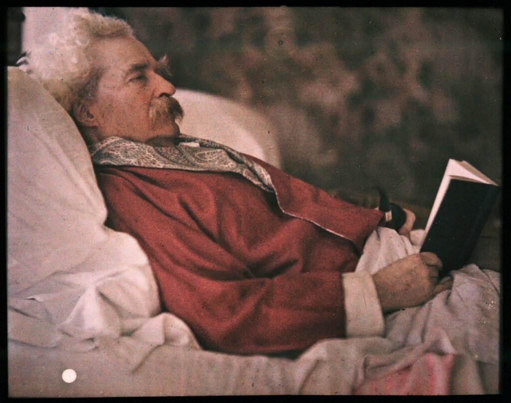 Una fotografía Autochrome Lumière de 1908 del autor estadounidense Mark Twain.