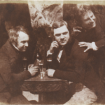 Edinburgh Ale: James Ballantine, Dr George Bell y David Octavius Hill por Hill & Adamson, una impresión en sal a partir de un negativo de papel calotipo, ca. 1844