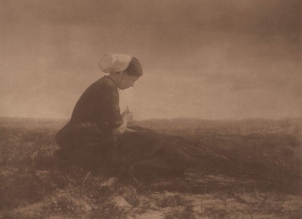 Alfred Stieglitz, The Net Mender, 1894, impresión al carbón, National Gallery of Art, Washington, Alfred Stieglitz Collection, 1949.3.199