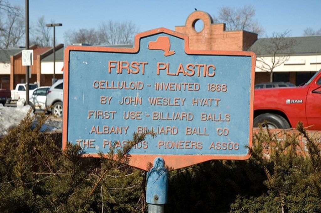 Placa en Albany donde se recuerda la invención del celuloide