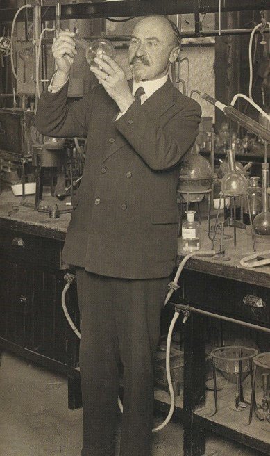 Baekeland en su laboratorio