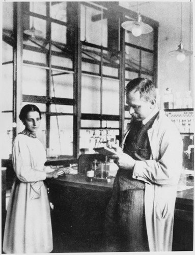 Lise Meitner y Otto Hahn en su laboratorio del Kaiser-Wilhelm Institut für Chemie, Berlín, 1913. Tiene una regla de cálculo en la mano.