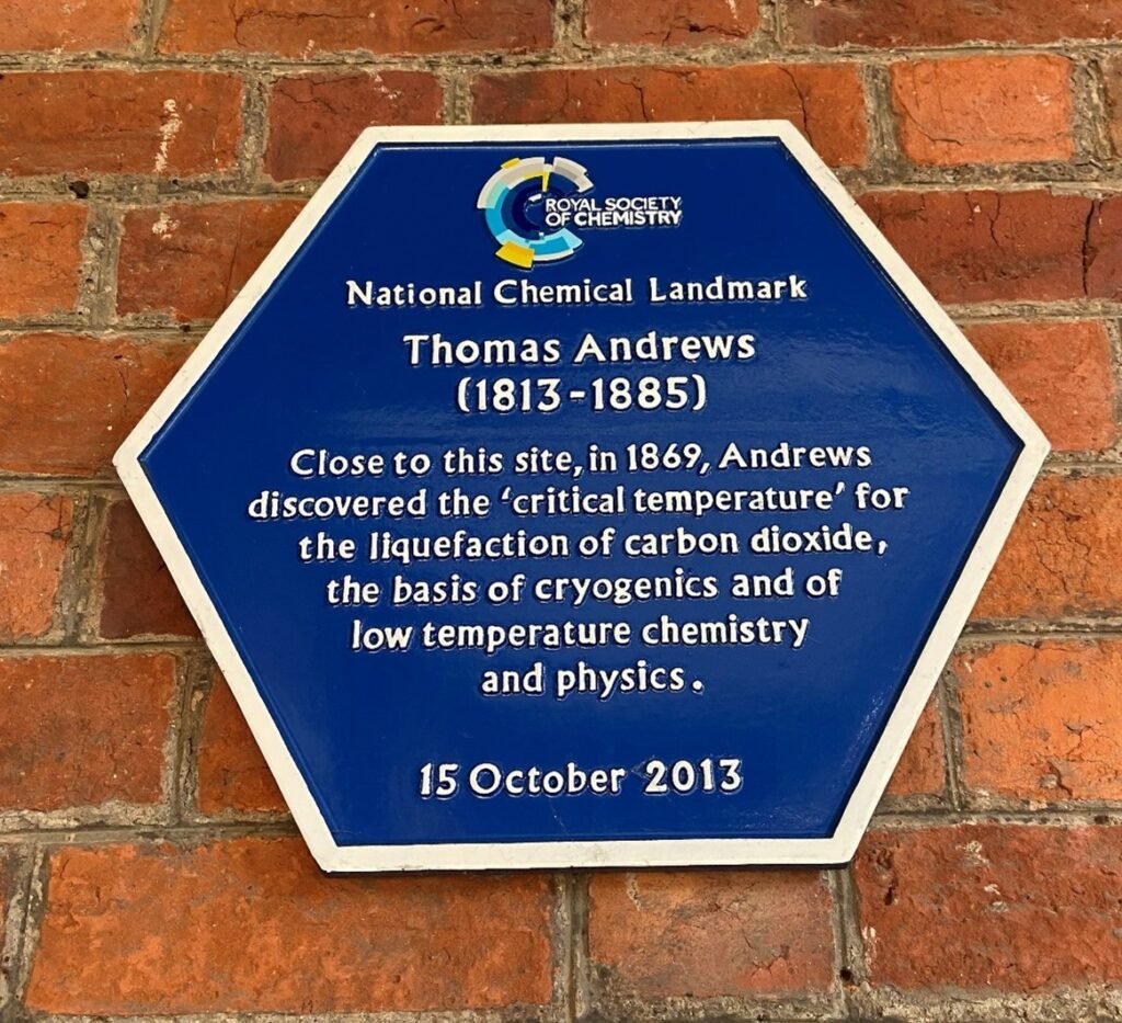 Placa conmemorativa en honor al descubrimiento de la temperatura critica del dióxido de carbono hecho por Thomas Andrews (RSC)