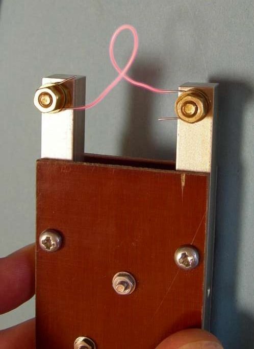 Detalle de un alambre caliente para cortar tubos